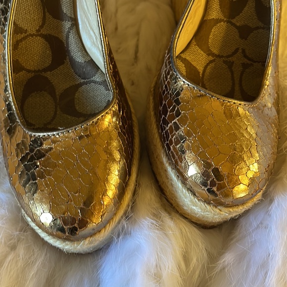 Coach wedges some wear - Picture 7 of 11